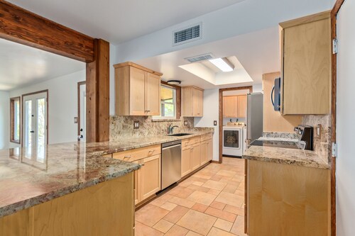 4 Bedrooms, Full Kitchen, Pool table, BBQ, Garage & RV Parking, Golf, Hiking