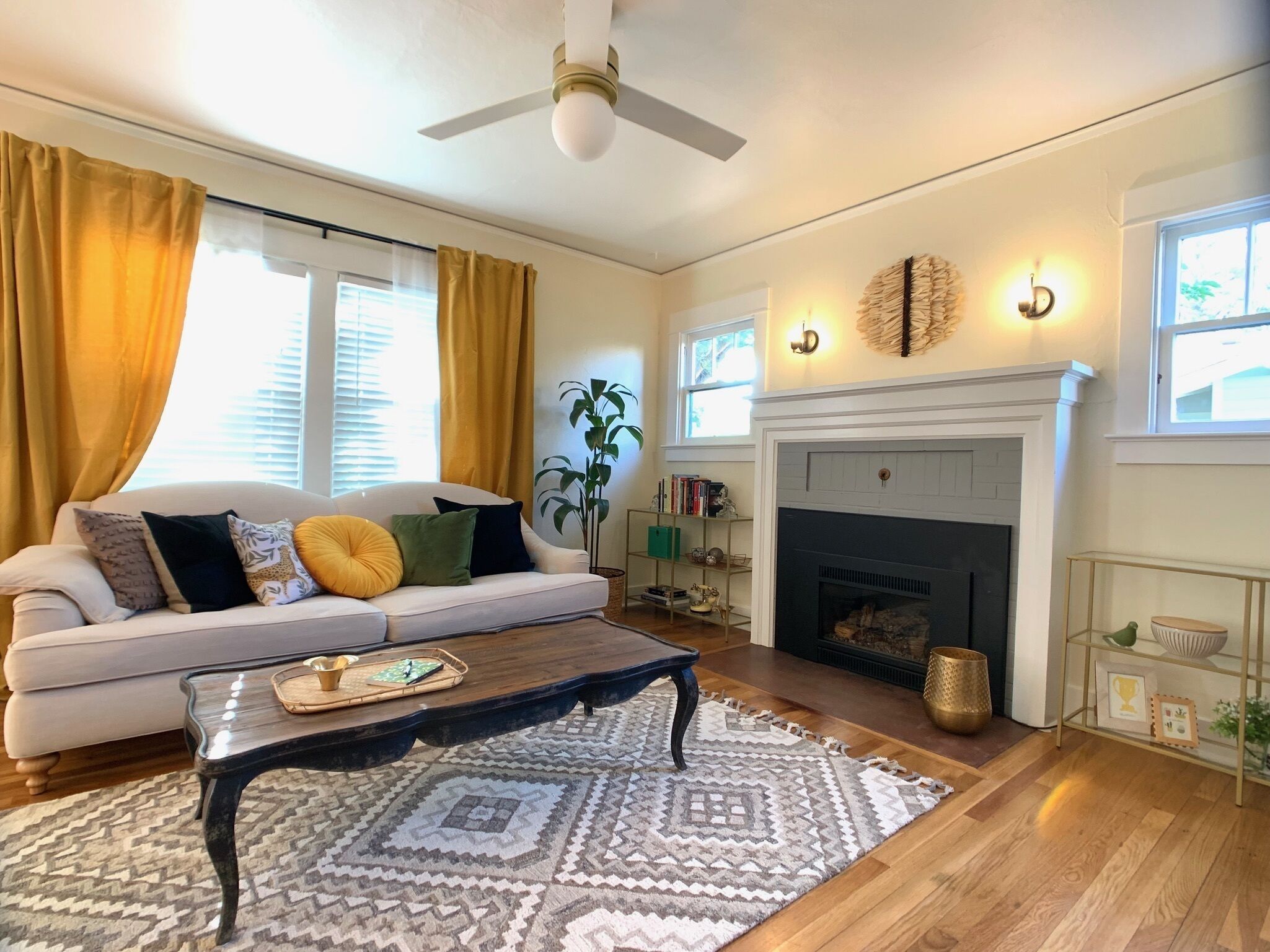 Smart TV, caminetto, libri, impianto stereo