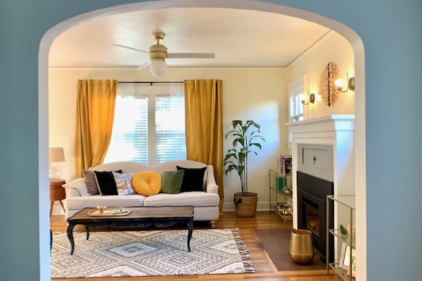 Smart TV, caminetto, libri, impianto stereo