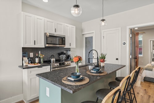 Passyunk Square Spacious 1BR - Huge Deck