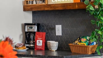 Appartement | Cuisine privée | Grand réfrigérateur, micro-ondes, four, plaque de cuisson