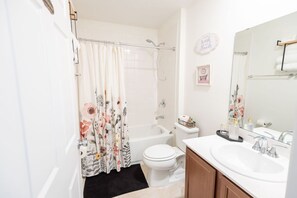 Shower, hair dryer, towels, soap - Located in Sunny Jacksonville Fl a Family Community near Airport & Rivercity (Jacksonville)