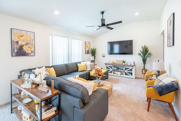 Smart TV, books - Located in Sunny Jacksonville Fl a Family Community near Airport & Rivercity (Jacksonville)