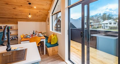 Blue Door Chalet - Ohakune Bach with spa. Close to town centre.