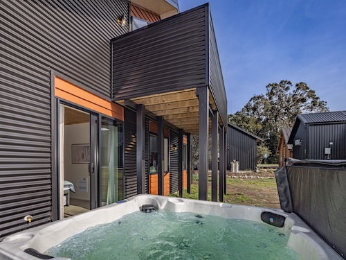 Blue Door Chalet - Ohakune Bach with spa.  Close to town centre.