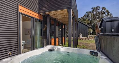 Blue Door Chalet - Ohakune Bach with spa. Close to town centre.