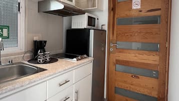 Traditional Suite | Bathroom | Shower, free toiletries, hair dryer, towels