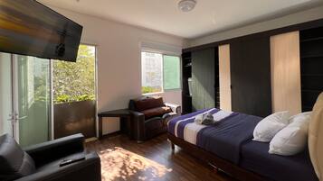 1 habitación, edredón, decoración personalizada y muebles diferentes