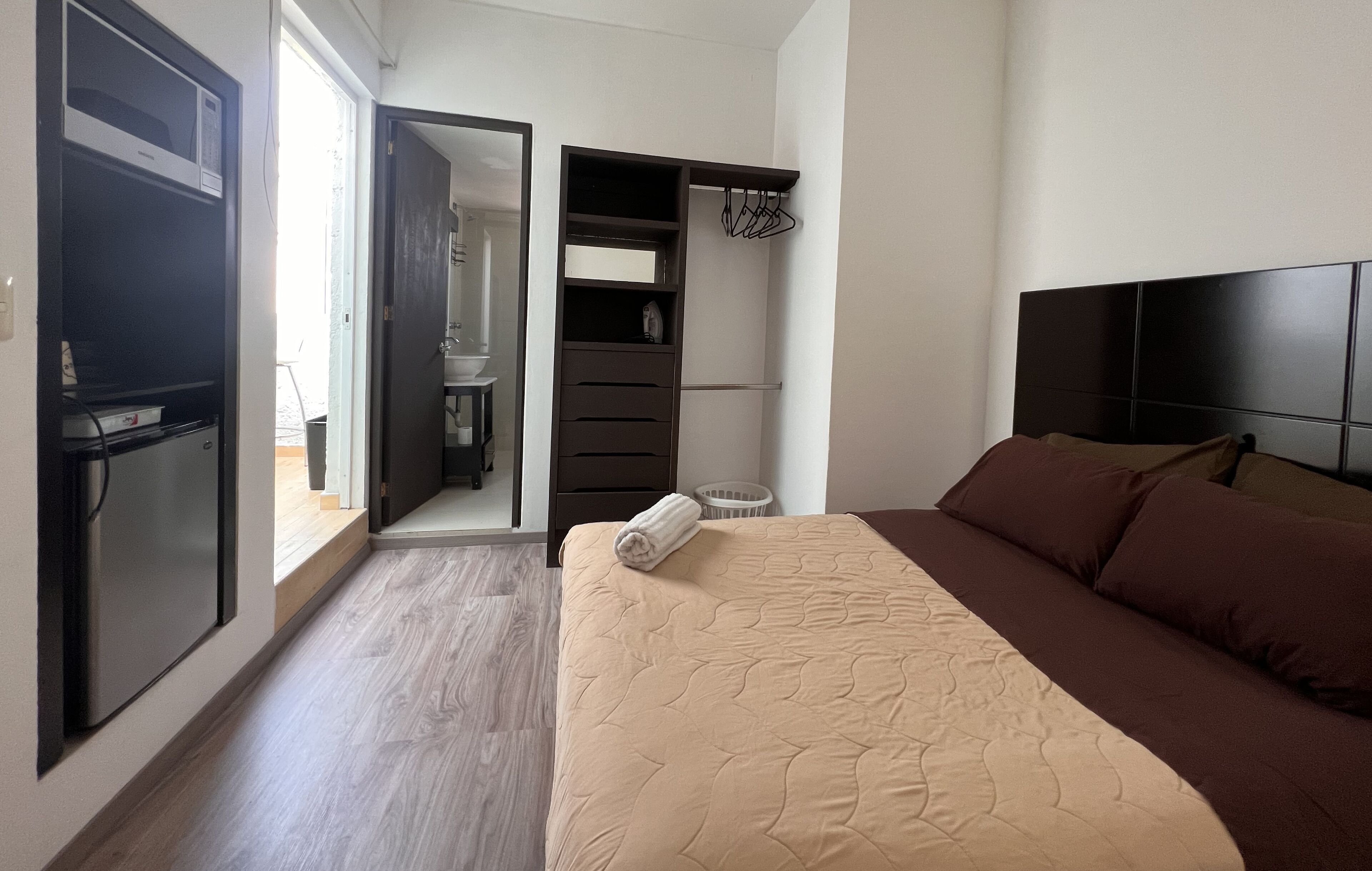 Suite estudio urbana | Edredón, decoración personalizada y muebles diferentes 