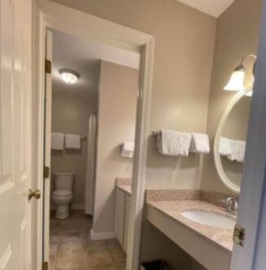 Haartrockner, Handtücher, Seife, Toilettenpapier