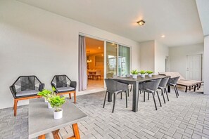 Outdoor dining - Imagine Your Family Renting This Luxury Contemporary Style Villa on Windsor Island Resort (Orlando)