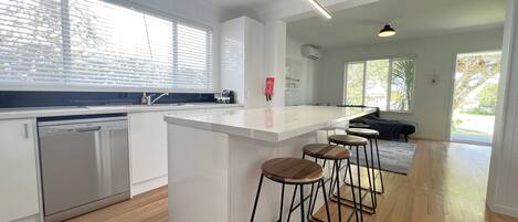 Réfrigérateur, micro-ondes, four, lave-vaisselle