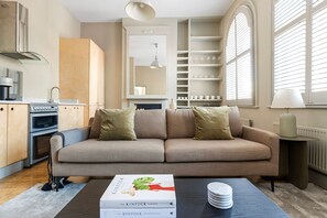 Fernseher, Kamin, Stereoanlage