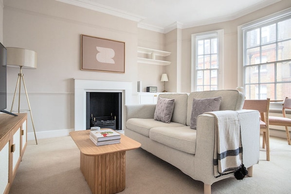 Fernseher, Kamin, Stereoanlage