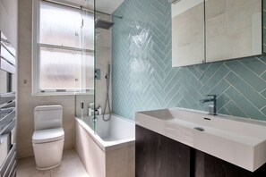 Hair dryer, towels - Upscale Marleybone 2BR, nr Bars, Restaurants & Shops, by Blueground (London)