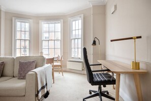 Télévision, cheminée, chaîne hi-fi