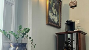 A room with a large vase, a framed painting, a cabinet with a mirror, and a wall-mounted light fixture. - RockSide Suite: Stairs & Ramp Access • Masters Tournament • Lake Getaways (Appling)