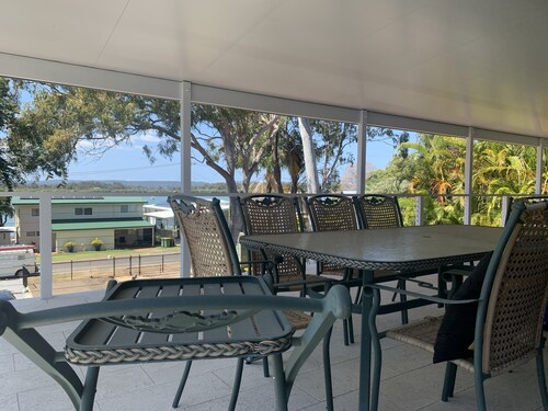 Perulpa Bay Magnificent upstairs unit, 50 m from sea, top views, Huge veranda