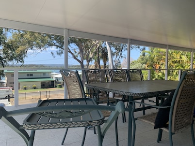 Perulpa Bay Magnificent upstairs unit, 50 m from sea, top views, Huge veranda