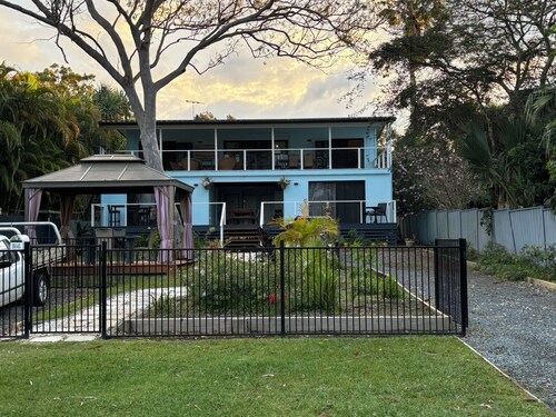 Perulpa Bay Getaway – Magnificent Upstairs Unit, 50m from Wate
