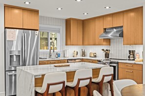 Kjøleskap, mikrobølgeovn, ovn og kokeplater