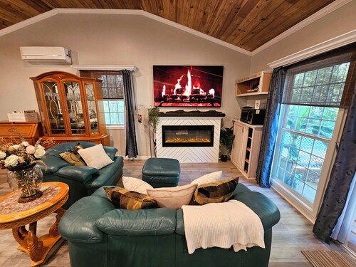 Luxe Studio Vaulted Ceilings-Private Entry-Parking
