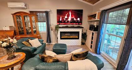 Luxe Studio Vaulted Ceilings-Private Entry-Parking
