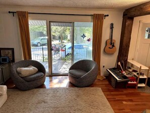 Smart TV, chimenea, libros y estéreo 
