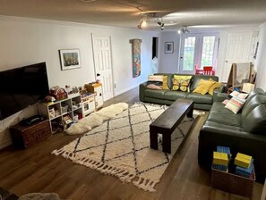 Smart TV, chimenea, libros y estéreo 