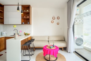 Apartamento luxo, sacada | Área de estar | Smart TV