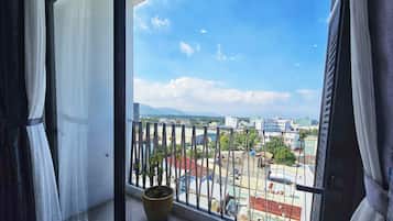 Suite estudio Deluxe, balcón | Vista a la ciudad