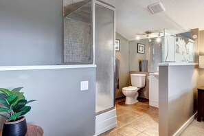 Shower, hair dryer, towels, soap - Cozy Condo | Epic Mountain Views | Parking Garage | Central | Air Conditioning (Canmore)