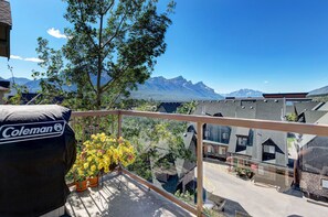 Property grounds - Cozy Condo | Epic Mountain Views | Parking Garage | Central | Air Conditioning (Canmore)