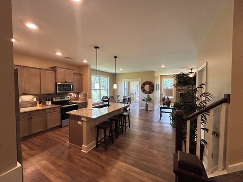 Beautiful private farm house in the middle of the city 