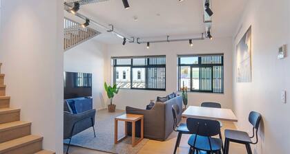 Inner City Apartment 3 - Modern + Rooftop Balcony