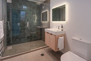 Shower, hair dryer, towels, toilet paper - Inner City Apartment 3 - Modern + Rooftop Balcony (Nelson)