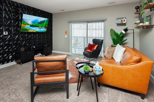The Carmel/Bold/Massage /Chair Spacious / 3D Wall / Pool / Gym / Tanning Bed