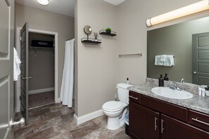 Douche, séchoir à cheveux, serviettes fournies, savon