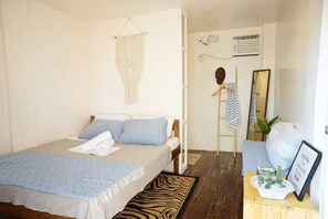 Standard Room | Free WiFi, bed sheets - Malayah Hostel (General Luna)