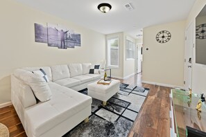 Smart TV - 2BR/2BA Deluxe Gem. Prime Location. Mere 17mins to PHL Airport (Philadelphia)