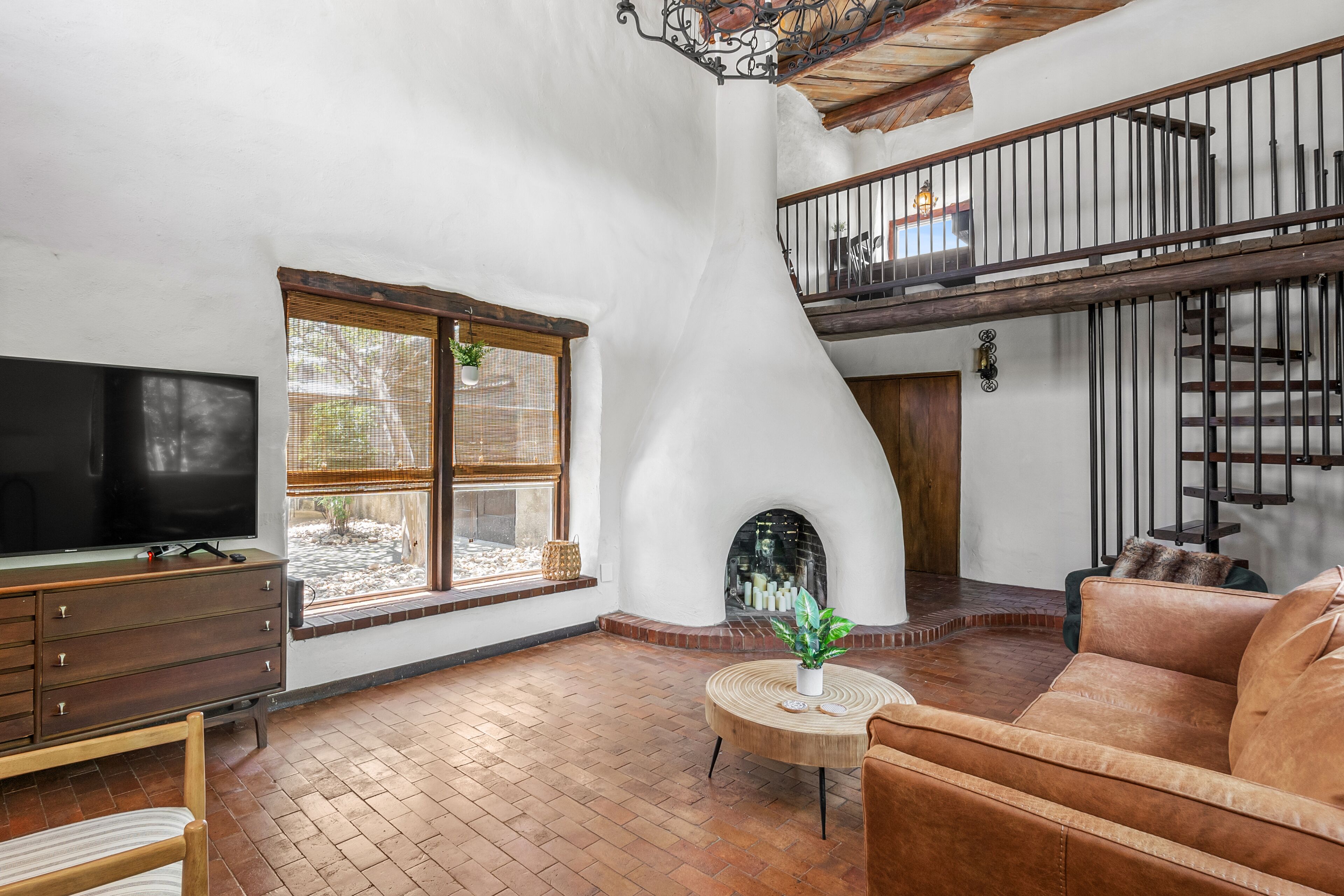 Smart-tv och eldstad