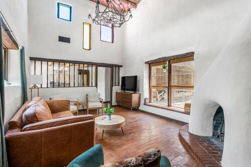 The Adobe BCS - 1.0 Mile to Campus - Sleeps 10