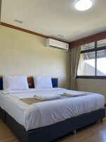 Escritorio, espacio para trabajar con laptop y wifi gratis 