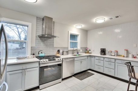 Fridge, microwave, oven, stovetop. Central Austin 6 Bedroom Gem