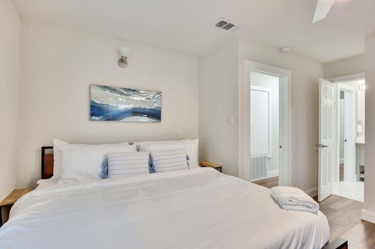 6 habitaciones, escritorio, tabla de planchar con plancha y wifi 