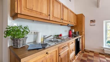 Fridge, stovetop, dishwasher, coffee/tea maker