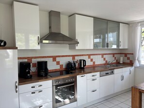 Réfrigérateur, four, plaque de cuisson, lave-vaisselle