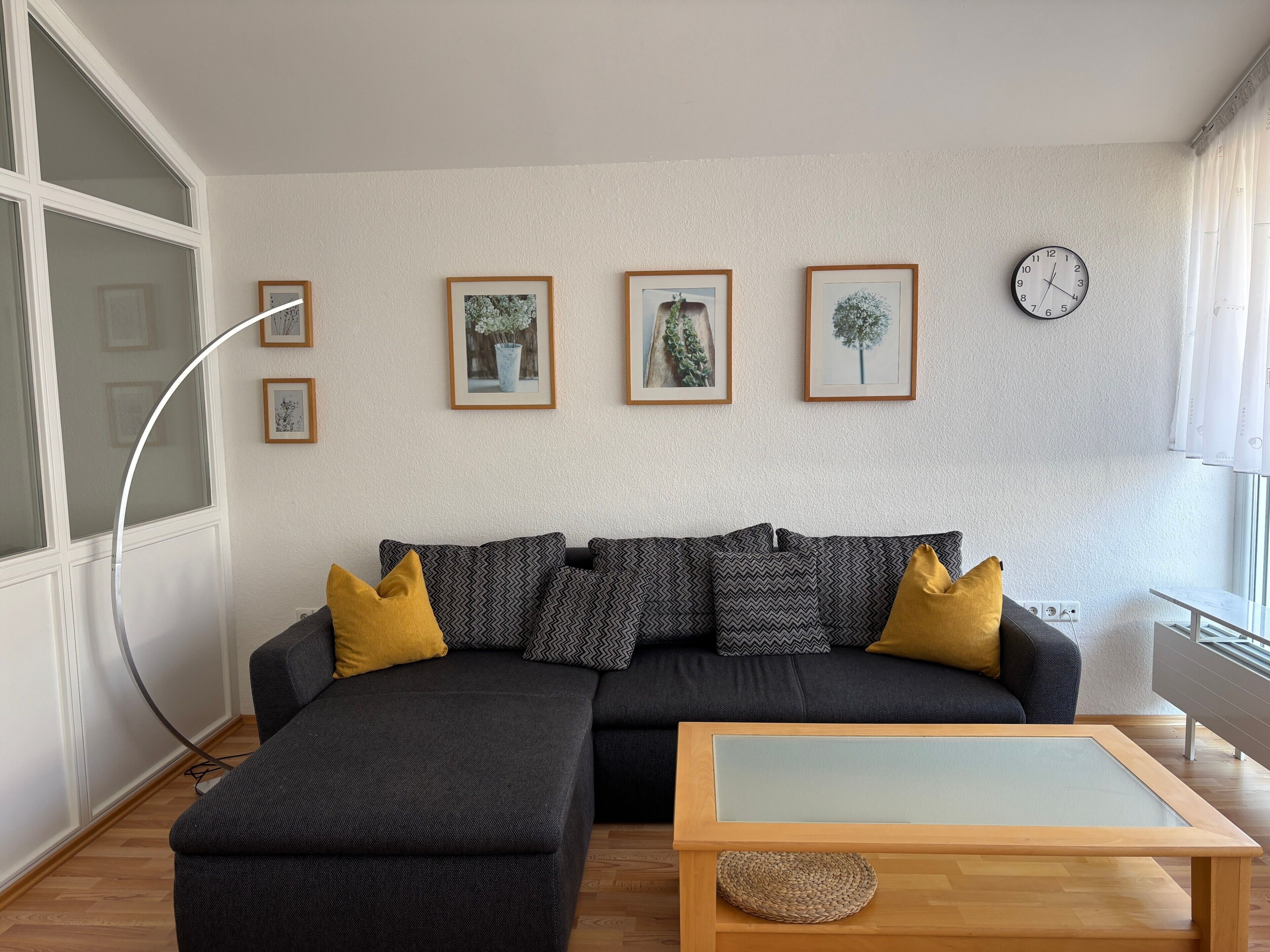 Een televisie en een stereo