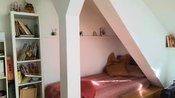 4 bedrooms, iron/ironing board, free WiFi, bed sheets