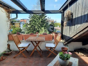 Outdoor dining - Apartment 'Wohnen In Wien' with Private Terrace and Wi-Fi (Wien)